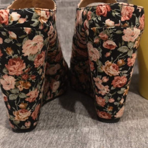 Kimchi Blue Floral Geo Mules - Picture 5 of 5